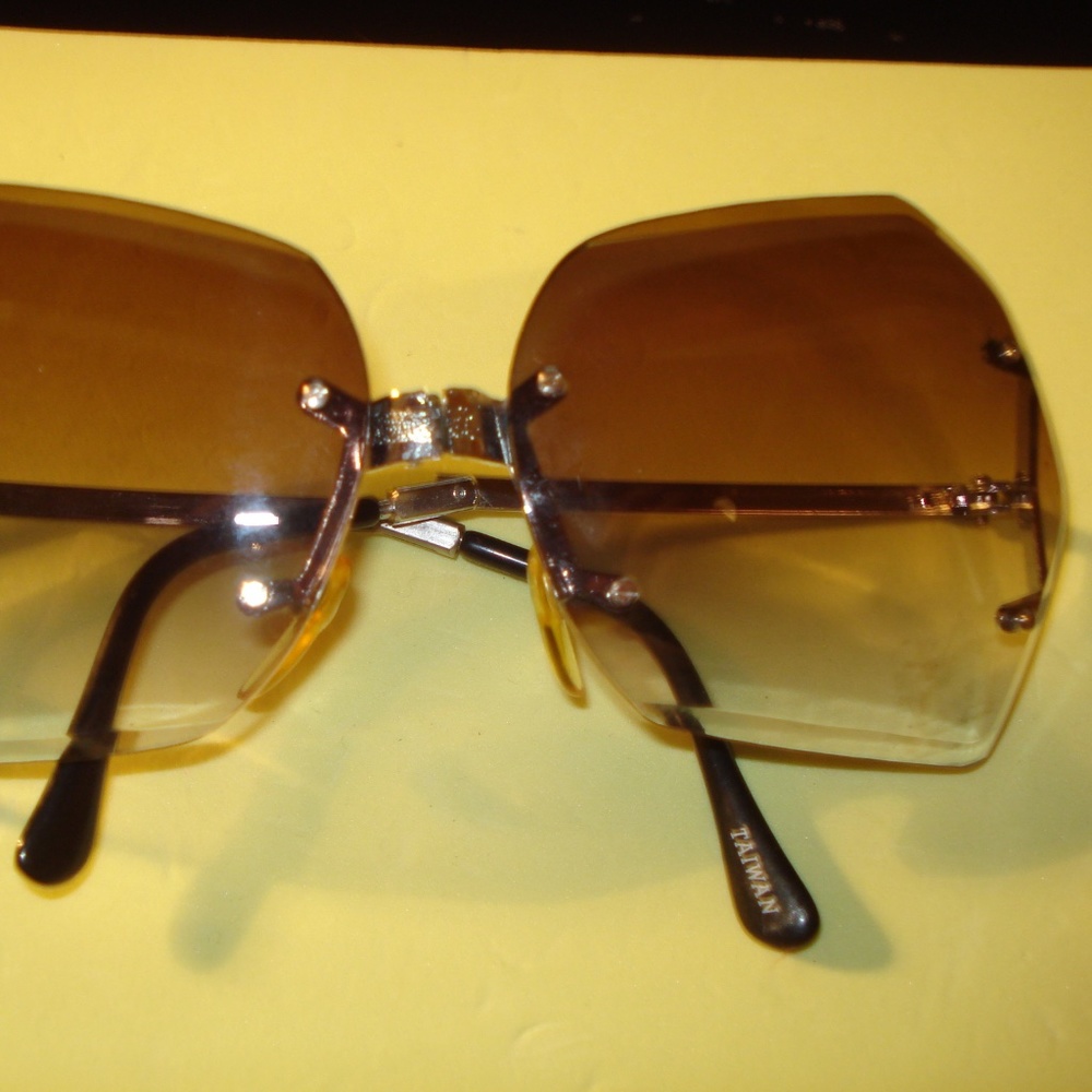 COPY - Vintage Womens Large Fold Up Sun Glasses n Case  Never Worn!